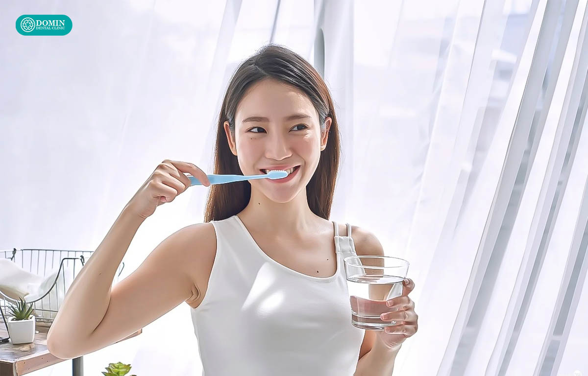 Vệ sinh răng miệng đúng cách để tránh hôi miệng khi dán sứ.