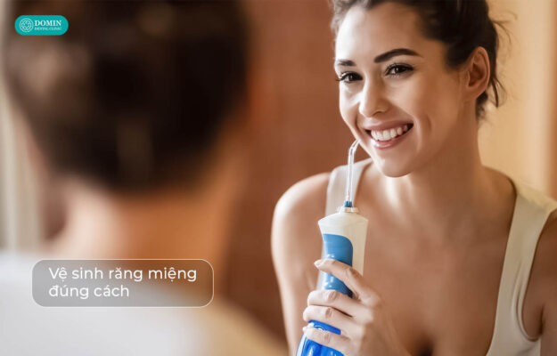 Nên vệ sinh răng miệng kỹ lưỡng, kết hợp đánh răng và sử dụng bàn chải kẽ hoặc tăm nước