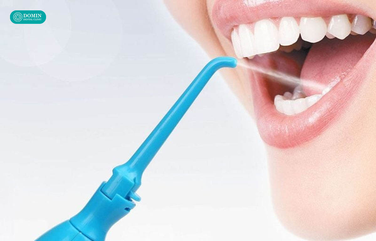 Kết hợp tăm nước để làm sạch răng.