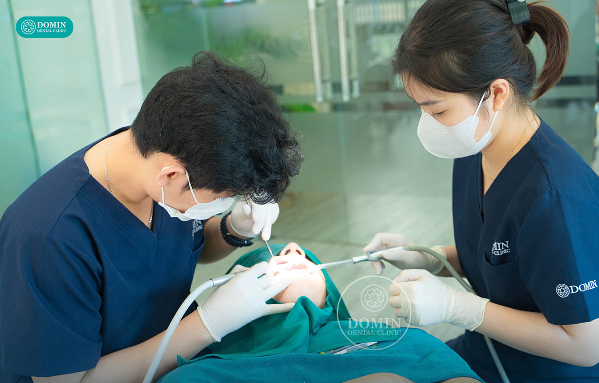 Bác sĩ thăm khám tổng quát trước khi quyết định dán sứ.