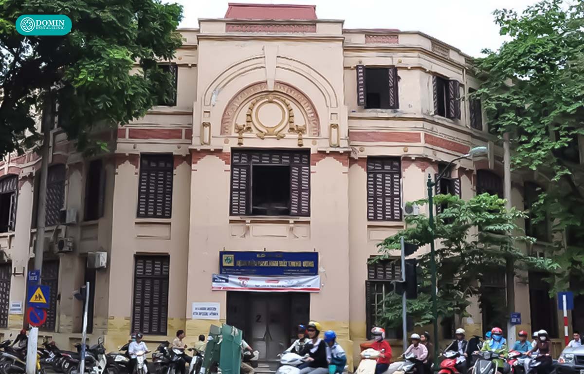 Bệnh viện Răng Hàm Mặt Trung Ương Hà Nội có quy trình điều trị chuẩn y khoa, hệ thống trang thiết bị hiện đại.